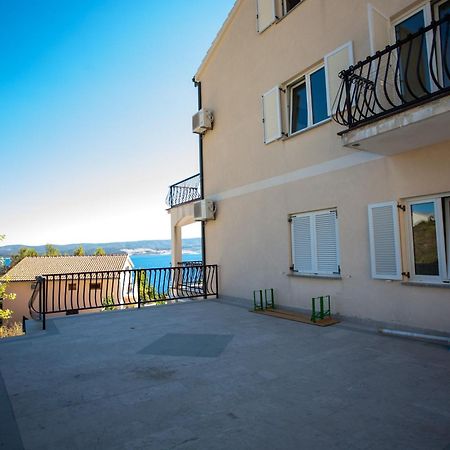 Apartments Pusic Омиш Экстерьер фото