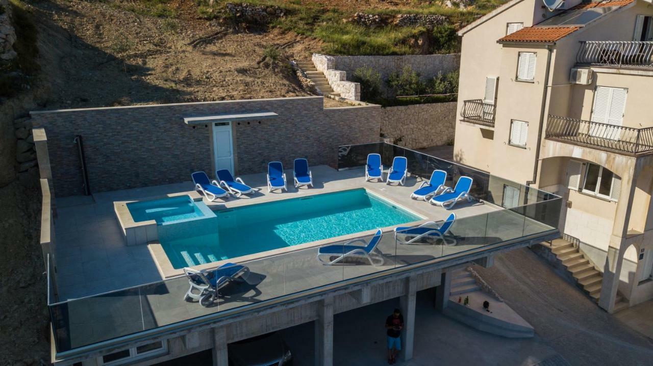 Apartments Pusic Омиш Экстерьер фото