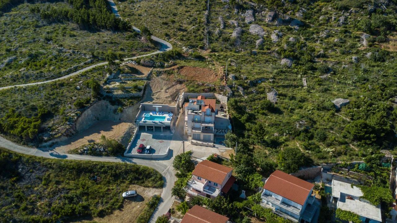 Apartments Pusic Омиш Экстерьер фото