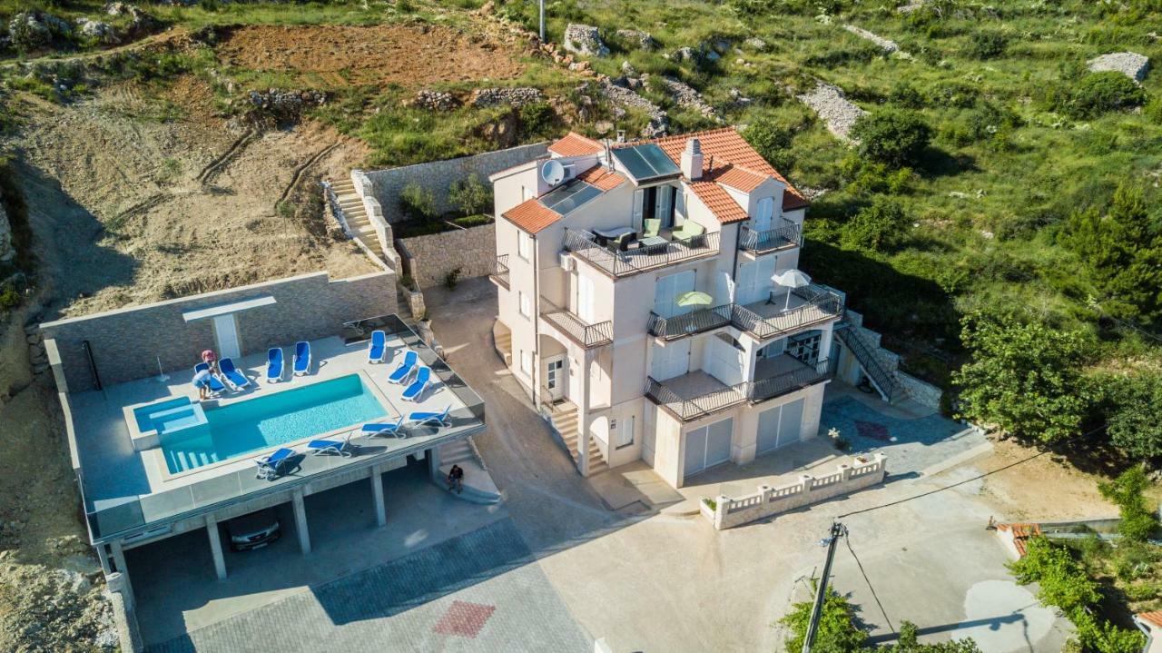 Apartments Pusic Омиш Экстерьер фото