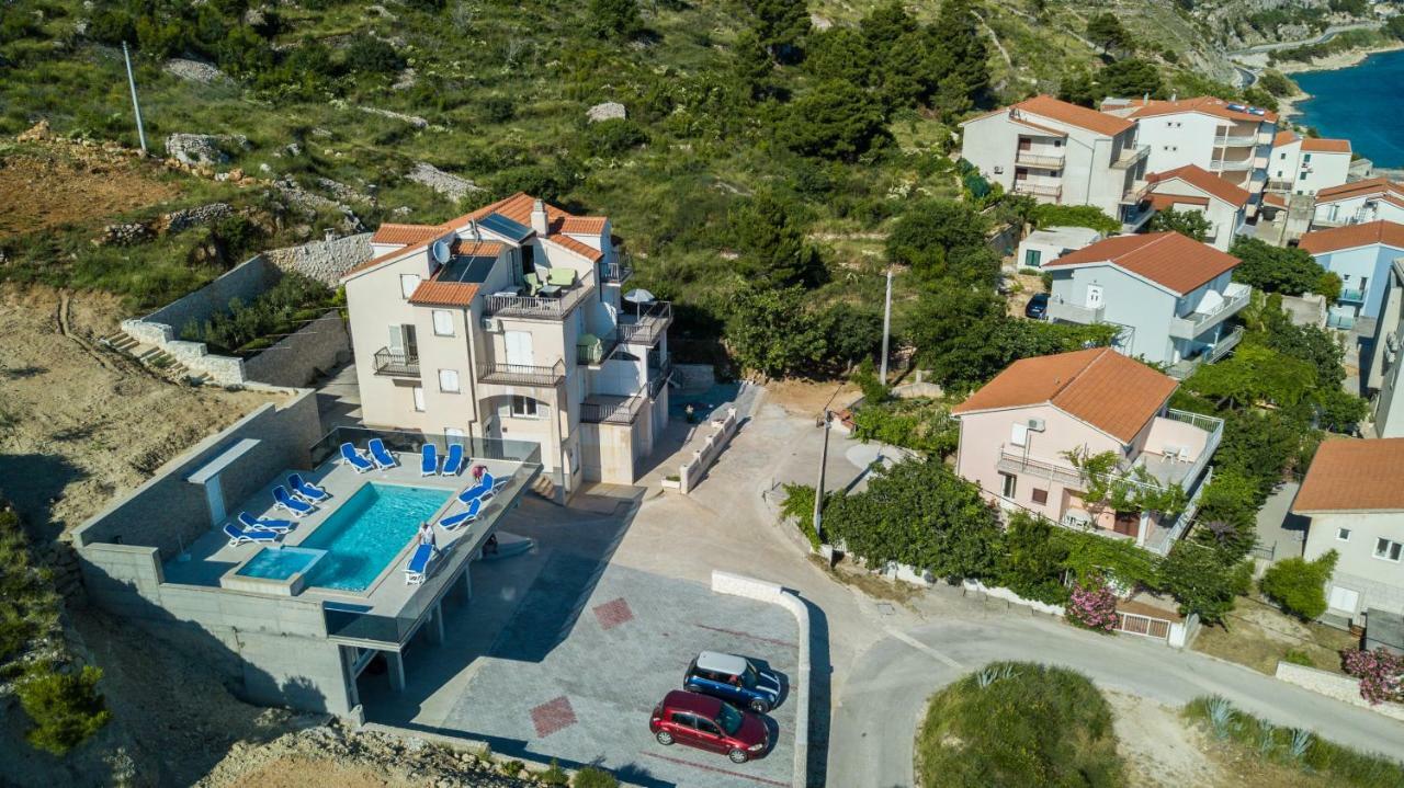 Apartments Pusic Омиш Экстерьер фото