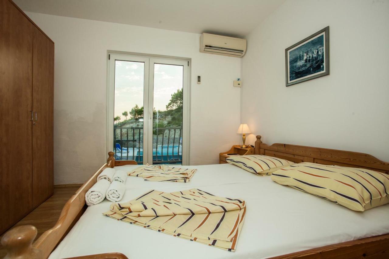 Apartments Pusic Омиш Экстерьер фото