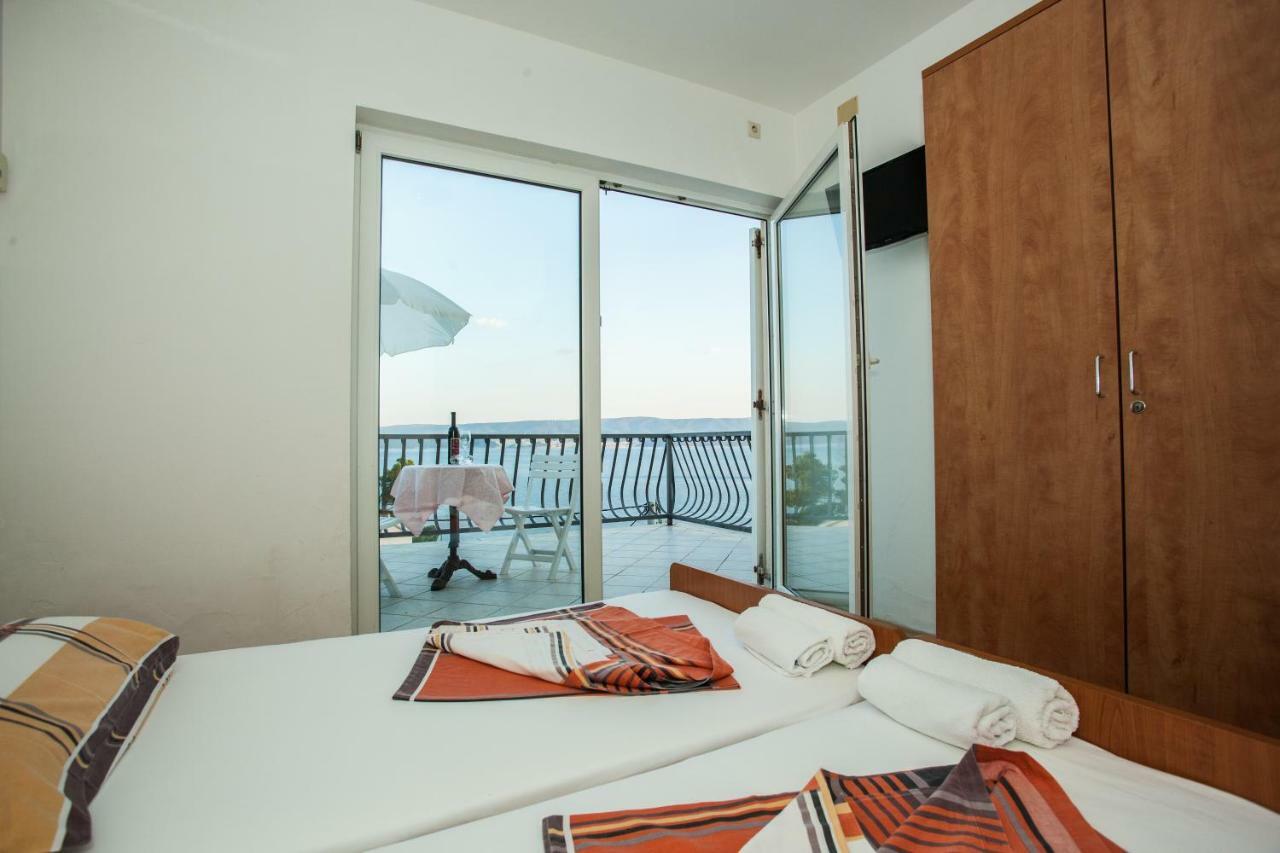 Apartments Pusic Омиш Экстерьер фото