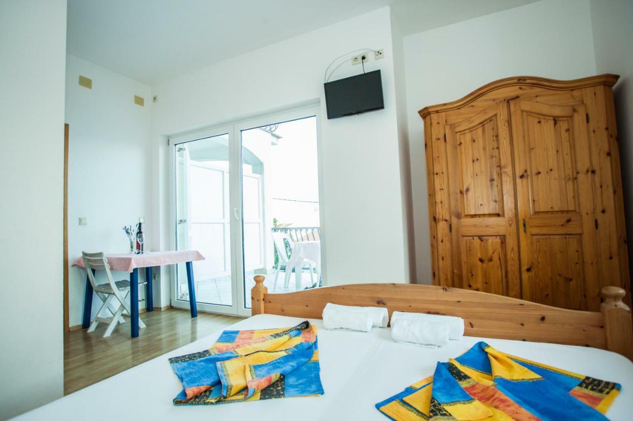Apartments Pusic Омиш Экстерьер фото