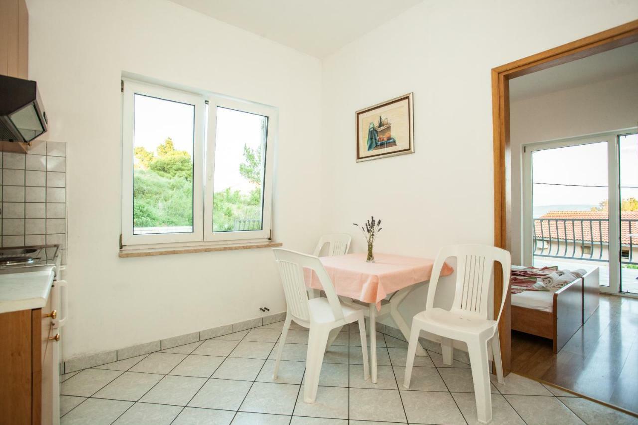 Apartments Pusic Омиш Экстерьер фото