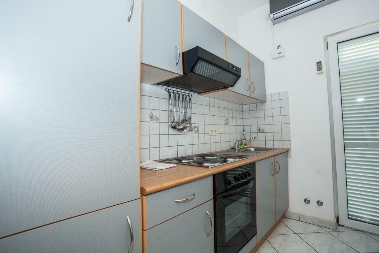 Apartments Pusic Омиш Экстерьер фото