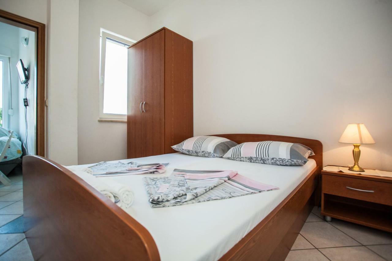 Apartments Pusic Омиш Экстерьер фото