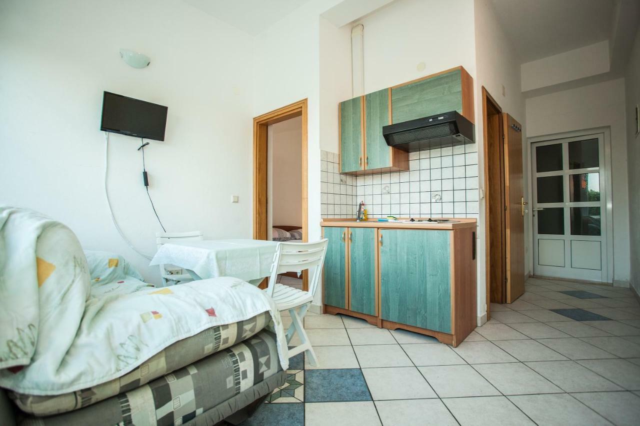 Apartments Pusic Омиш Экстерьер фото