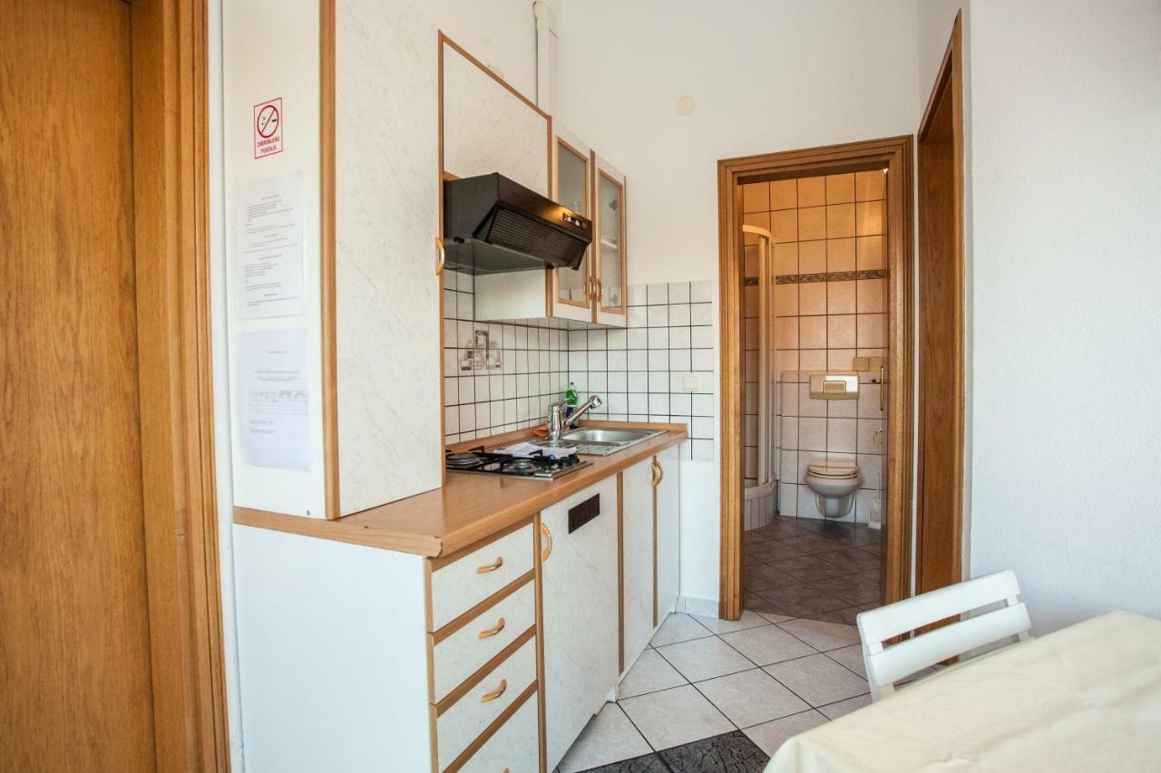 Apartments Pusic Омиш Экстерьер фото