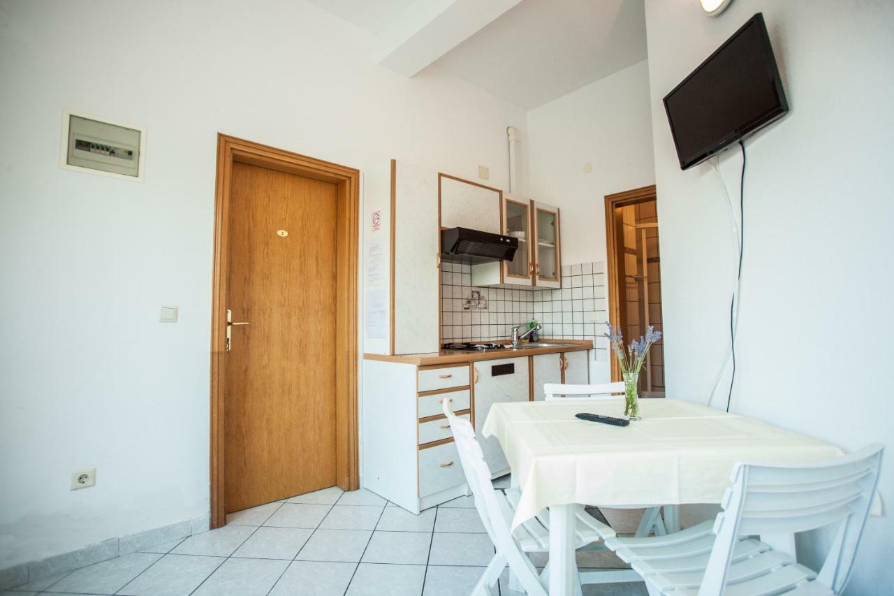 Apartments Pusic Омиш Экстерьер фото