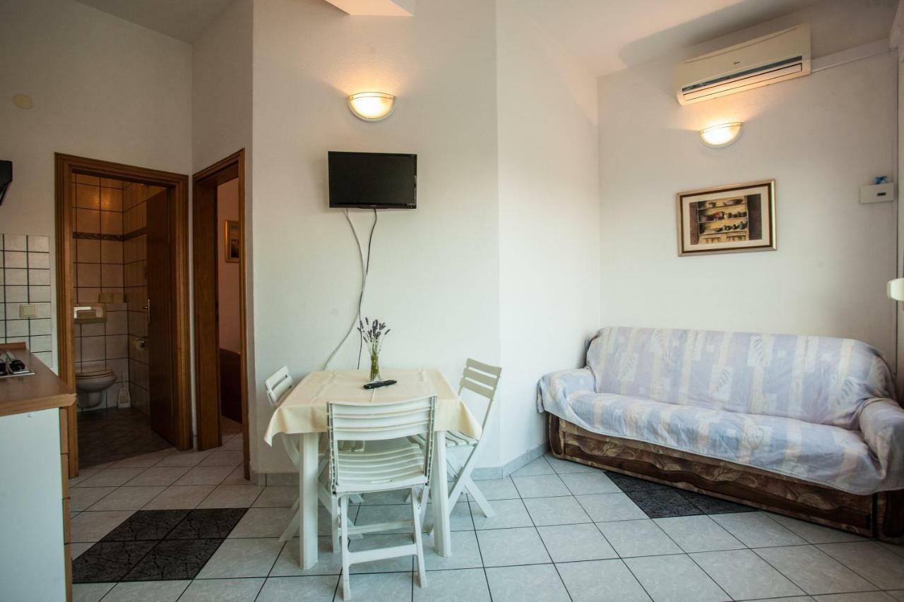 Apartments Pusic Омиш Экстерьер фото