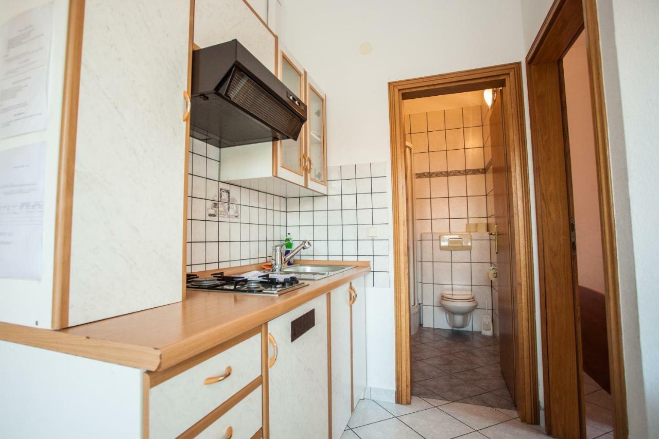 Apartments Pusic Омиш Экстерьер фото
